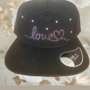 CAPPELLO SCRITTA LOVE CON STRASS E PERLINE